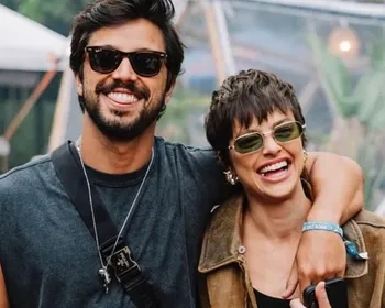 Rodrigo Simas posa pelado em clique com Agatha Moreira