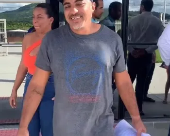 'Segurança do amor' é solto após três dias preso e celebra em vídeo: "Lili cantou"