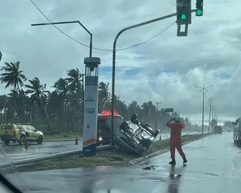 Sinais de embriaguez e sem cinto: motorista fica ferido após carro capotar