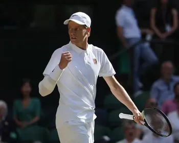 Sinner derrota Djokovic e desafia Alcaraz na final de Wimbledon