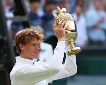 Sinner vira sobre Alcaraz e se consagra campeão em Wimbledon