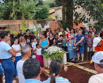 Sob aplausos, corpo de criança morta pelo pai major da PM é sepultado em Palmeira dos Índios