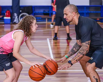 Sophia celebra evolução e paixão pelo basquete em seu terceiro NBA Camp