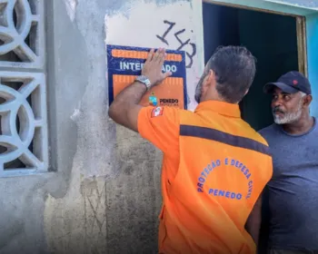 Superaquecimento e fumaça no chão: geólogo coleta amostras para investigar 'fenômeno térmico' em casas de Penedo