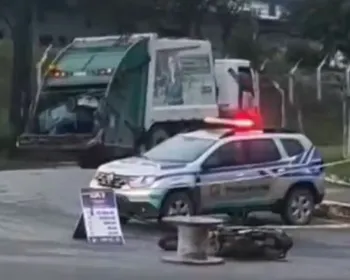 Suspeitos de assalto caem de moto durante perseguição policial e um deles morre