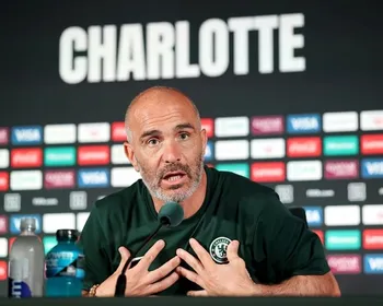 Técnico do Chelsea detona paralisações em jogos do Mundial: “Piada”