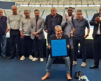 Técnico do Tetra, Parreira é homenageado na Calçada da Fama do Maracanã