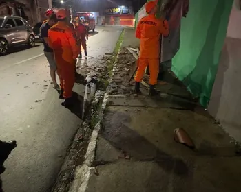 Telhado de escola em Arapiraca desaba e mobiliza bombeiros