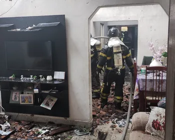 Telhado e cômodos destruídos: veja como ficou casa de idosa atingida por incêndio
