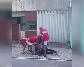 Torcedores do CRB são flagrados agredindo outro do CSA no Farol; um é preso pela PM