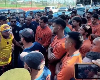 Torcedores invadem CT do Sport, ameaçam elenco e cobram Pablo com tapa