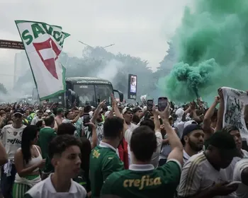 Torcida do Palmeiras prepara festa em frente ao CT antes de viagem do time para o Mundial