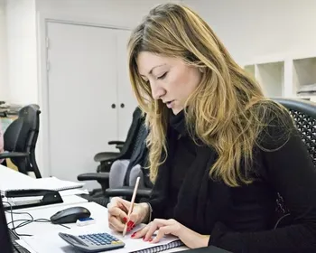 Trabalha sentado? Saiba de quanto em quanto tempo você deve levantar
