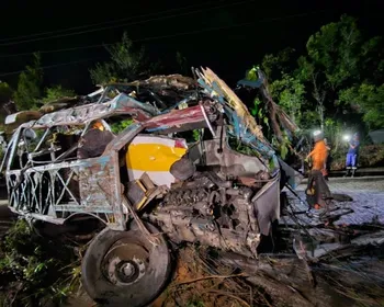 Confira o estado do ônibus envolvido em acidente na Serra da Barriga