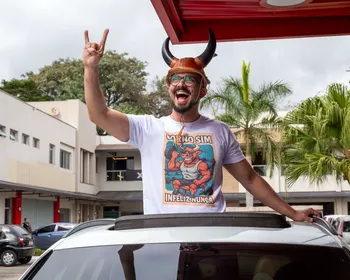Traído mais de 100 vezes, influencer quer ser o rosto do 'Corno Drive-Thru' do BK