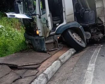 Trânsito é parcialmente interditado após caminhão invadir calçada no Barro Duro