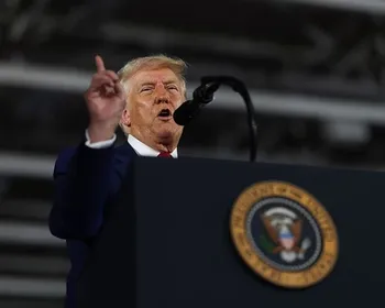 Trump manda carta a Lula e anuncia tarifa de 50% sobre produtos brasileiros