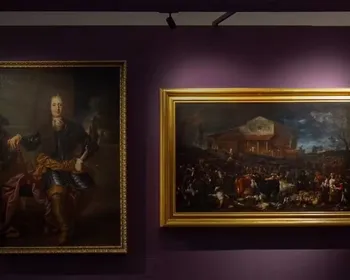 Turista que tentava fazer meme tropeça e rasga quadro de 300 anos