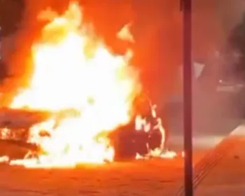 VÍDEO: carro pega fogo e passageiros saem correndo antes de explosão