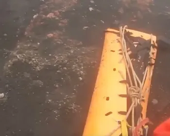 VÍDEO: corpo de Juliana Marins é içado de vulcão na Indonésia e levado de maca até base