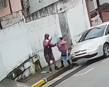 VÍDEO: mulher briga com assaltante para tentar evitar roubo no interior