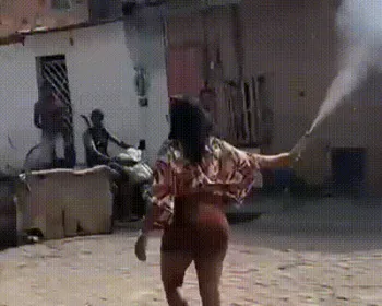 VÍDEO: mulher fica ferida após ter rosto atingido por espada junina