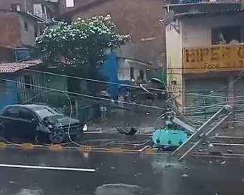 Veículo derruba poste, fica cercado por fios e interdita via movimentada de Maceió