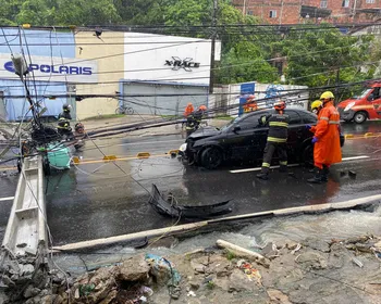 Veículo derruba poste, fica cercado por fios e interdita via movimentada de Maceió