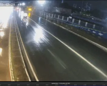 Veja momento em que idoso é arremessado após atropelamento na Fernandes Lima