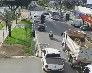 Veja o momento da colisão entre ambulância e ônibus na Durval de Góes Monteiro