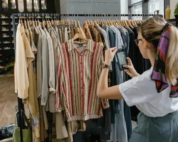 Veja o que você precisa saber antes de comprar roupas em brechós