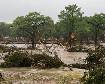 Veja vídeos das enchentes que atingem o Texas, nos Estados Unidos