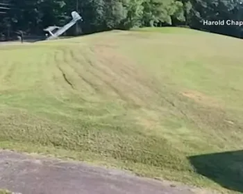 Vídeo. Avião capota ao tentar pousar em jardim