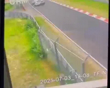 Vídeo: Porsche e BMW se envolvem em acidente com explosão em circuito