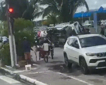 Vídeo: ambulância com gestante capota após colisão com ônibus na Av. Fernandes Lima
