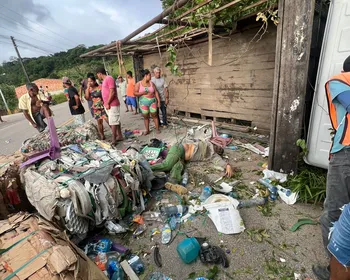 Vídeo: caminhão com materiais recicláveis tomba e deixa feridos em Matriz do Camaragibe