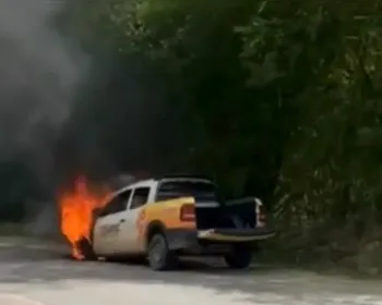 Vídeo: carro de prefeitura pega fogo enquanto trafegava em rodovia de São Luís do Quitunde