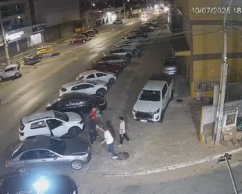 Vídeo: dono de comércio quase arranca braço de assaltante com cutelo