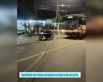 Vídeo: fiação atravessa avenida após queda de poste na Serraria