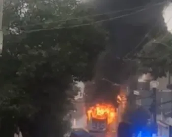 Vídeo: fio de poste sem manutenção cai e ônibus pega fogo