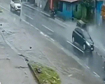 Vídeo flagra momento em que carro derruba poste e bloqueia Leste-Oeste
