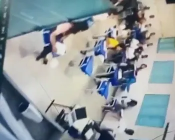 Vídeo flagra quando aluno agride professora no rosto dentro da sala de aula em escola no Sertão de AL