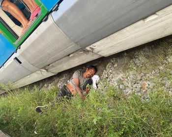 Vídeo: homem dorme nos trilhos de trem e quase é atropelado na Levada