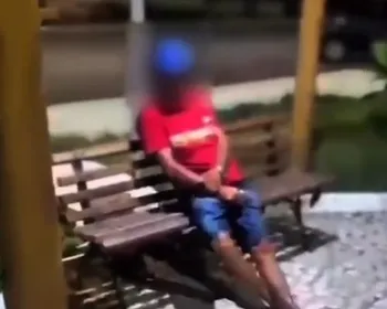 Vídeo: homem é flagrado se masturbando em praça pública de Delmiro Gouveia