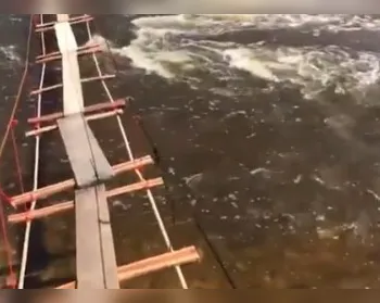 Vídeo: moradores de povoado em AL fazem ponte improvisada para atravessar rio