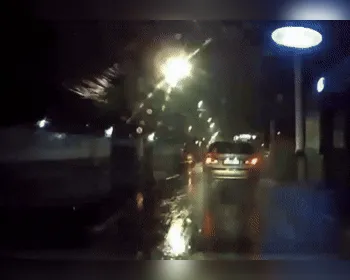 Vídeo mostra colisão entre carro e duas motos na Mangabeiras