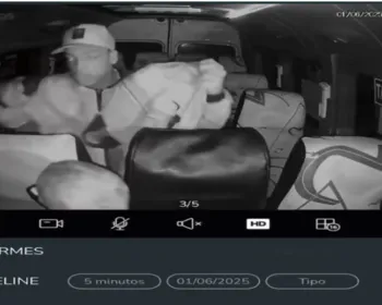 Vídeo mostra homem assaltando van e aterrorizando passageiros