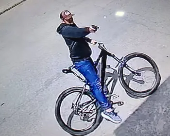 Vídeo mostra momento em que suspeito em bicicleta tenta matar homem a tiros no Poço