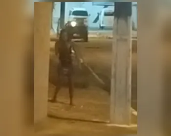 VÍDEO: PM esfaqueia esposa e vítima pede socorro em via pública no Benedito Bentes