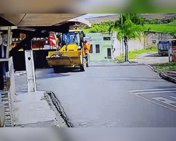 Condutor de retroescavadeira foi imprudente ao ar por linha férrea, diz Prefeitura